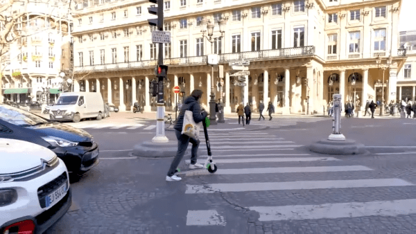 Comme les trottinettes électriques peuvent se déplacer  à des vitesses allant jusqu'à 50km/h, les accidents deviennent de plus en plus fréquents. (Image: Capture d'écran / YouTube)