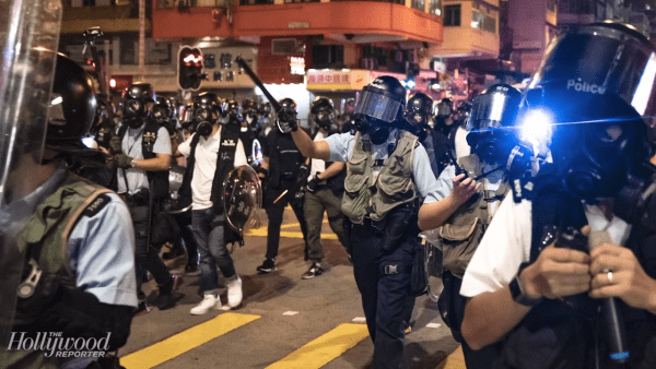 L'actrice chinoise Liu Yifei (Crystal Liu) soutient la police de Hong Kong  bien que celle-ci ait été sévèrement critiquée pour sa violence inhumaine contre les manifestants. (Image: Capture d’écran/ YouTube)