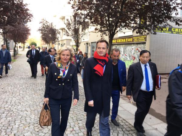 Pierre-Yves Bournazel va à la rencontre des habitants du quartier asiatique le 18 octobre 2019 à Paris. (Photo: Vision Times)