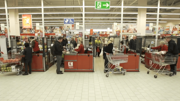 En 2016, le gouvernement allemand avait commencé à encourager les commerces de détail à cesser de donner gratuitement des sacs en plastique. (Image: Capture d'écran / YouTube)