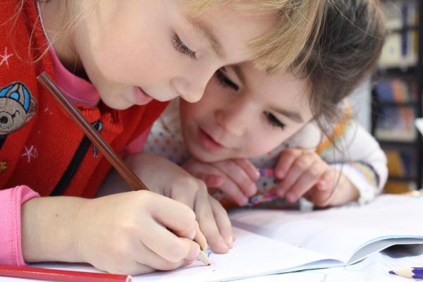 Cette instruction peut être réalisée à l’école mais aussi à la maison, tant que l’enfant suit un enseignement qui lui permettra d’acquérir les fondamentaux de savoir-lire, écrire, compter, mais aussi respecter autrui (Photo: Pixabay.com)