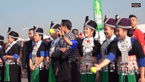 Le jeu de lancer de balles ou «pov pob» est trés apprécié pendant les célébrations. (Image: Capture d'écran / YouTube)