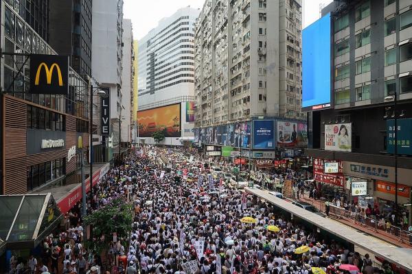 Près de deux millions de personnes ont manifesté à Hong Kong pour réclamer la démission de la cheffe de l’exécutif pro-Pékin, Carrie Lam et l’élection au suffrage universel . (Image: Wikimedia/Wpcpey [CC BY-SA 4.0])