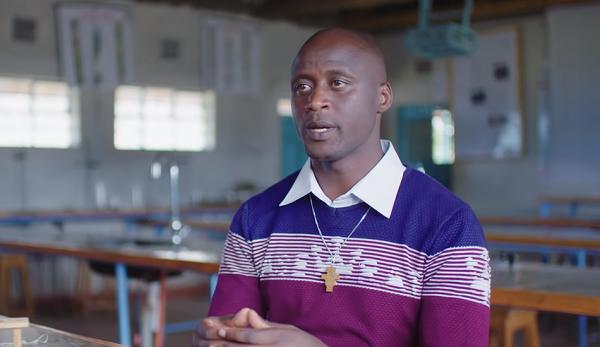 Peter Tabichi a remporté un Global Teacher Prize de 1 million de dollars décerné par la Varkey Foundation. (Image: Capture / YouTube)