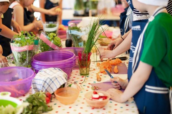 Enseigner aux enfants les valeurs nutritionnelles des aliments pourrait permettre de lutter contre l’obésité infantile. (pixabay)