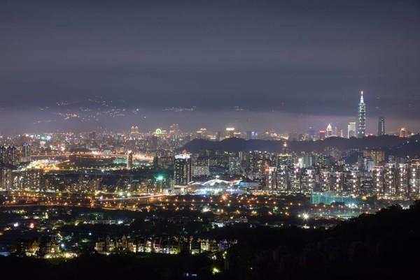 La magnifique vue de nuit sur la ville de Taipei et de sa célèbre Tour 101 qui scintille au loin. (Image: Avec l’aimable autorisation du king-thai So)