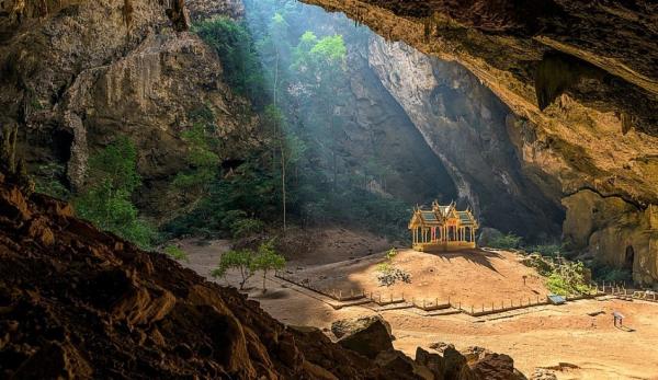 La grotte de Phraya Nakhon abrite un pavillon royal construit en 1890 pour le roi Rama V de Thaïlande. (Image: BerryJ via wikimedia CC BY-SA 4.0)