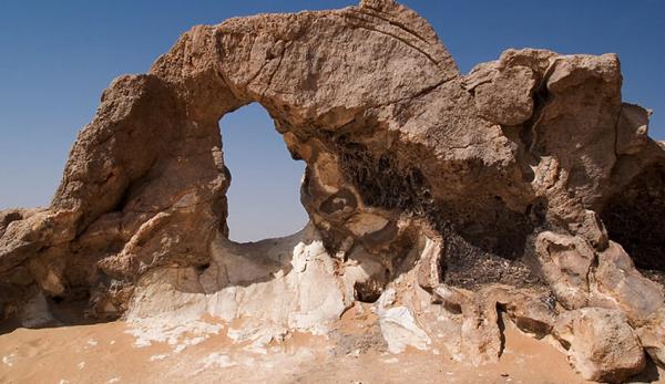 Située entre l'oasis de Bahariya et l'oasis de Farafra en Égypte, la montagne de cristal est un lieu touristique populaire. (Image: wikimedia / CC0 1.0)