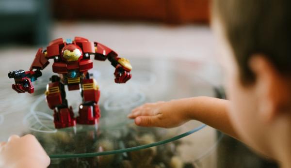 Pour les enfants, les personnages de dessins animés comme Iron Man sont perçus comme réels. (Image: pxhere / CC0 1.0)