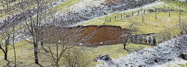 Cratère d'environ 20 m de diamètre et de 25 m de profondeur apparu à la suite de l'effondrement d'un tunnel de l'ancienne mine d'Herbolzheim (Bade-Wurtemberg) en Allemagne.