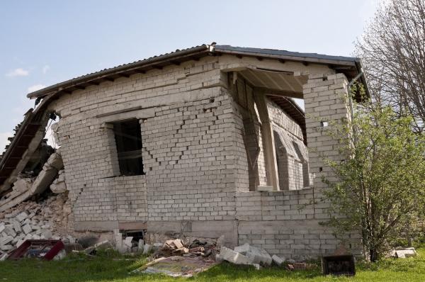 La puissance d'un séisme se mesure par son intensité et son amplitude ou magnitude sur l’échelle de Richter. Au dessus de 8, les constructions les plus fragiles, notamment les maisons s’écroulent.