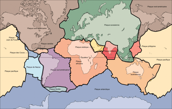 Ces plaques dites tectoniques sont en mouvement régulier