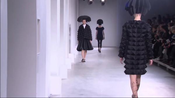 La collection automne/hiver 2015 de Junya Watanabe présentait de nombreuses formes tridimensionnelles. (Image: Screenshot / YouTube)