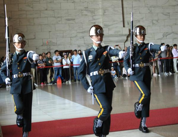 Une cérémonie consacrée à la relève de la garde garde a lieu dans la salle principale du Mémorial de Chiang Kai-shek. (Image : Billy Shyu/Vision Times)
