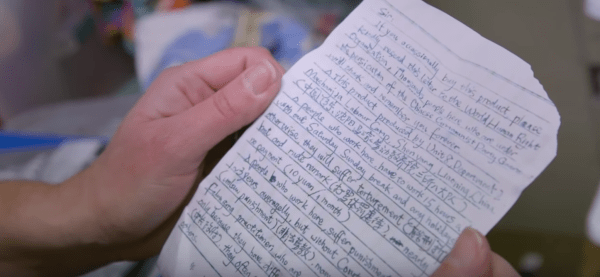 Le documentaire débute dans une famille de l’ Oregon, alors que les enfants se souviennent du jour où leur mère, Julie Keith, a trouvé une lettre SOS cachée dans une décoration d'Halloween. (Image: YouTube/Screenshot)