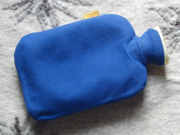 Enveloppez une bouillotte chaude dans une serviette fine et calez-la dans le dos. (Image par alsterkoralle de Pixabay)