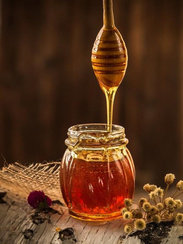 Le miel peut combattre la toux et il peut être encore plus efficace si on y ajoute des œufs. (Image : Дарья Яковлева / Pixabay)