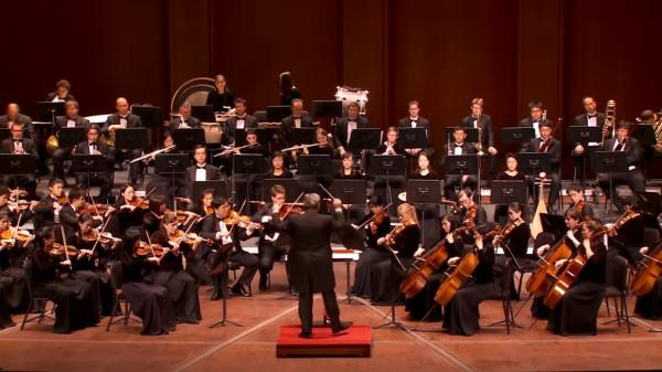 Les instruments chinois comme le pipa et l'erhu sont généralement utilisés pour interpréter les mélodies des compositions, tandis que l'orchestration puissante est assurée par les percussions, les cordes et les cuivres occidentaux. (Image: Capture d'écran / YouTube)