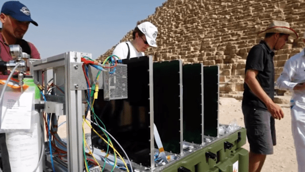 En utilisant les rayons cosmiques, les chercheurs ont pu découvrir une pièce cachée dans la Grande Pyramide de Gizeh. (Image: Capture d'écran /YouTube)