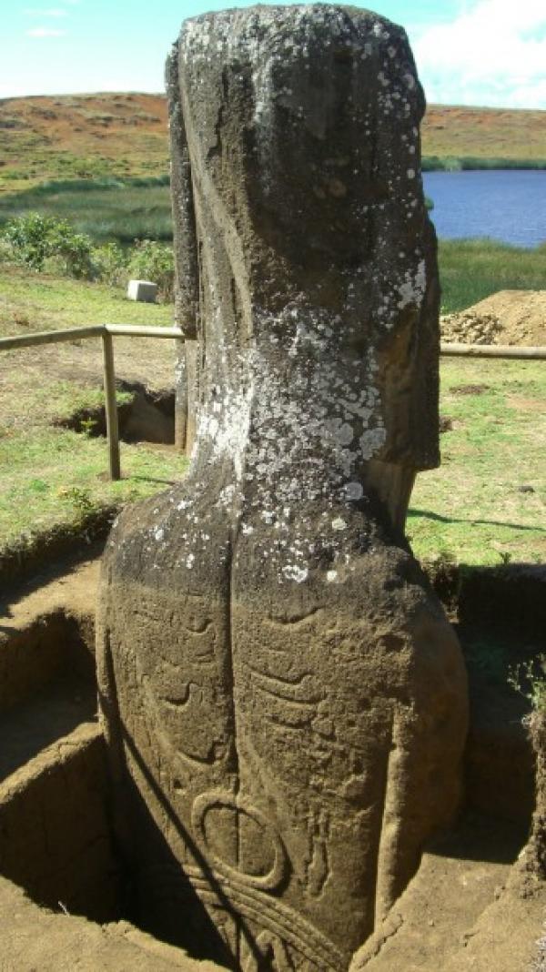 Des pétroglyphes, inspirés de l’art rupestre, sont visibles à l'arrière du Moai 157, qui a été ré-exposé lors de l'excavation de deux Moai par Jo Anne Van Tilburg et son équipe à la carrière de Rano Raraku, Rapa Nui.(Image: Easter Island Statue Project)