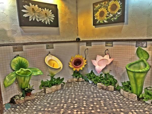 Les toilettes représentent également un jardin floral. (Image: Billy Shyu / Vision Times)