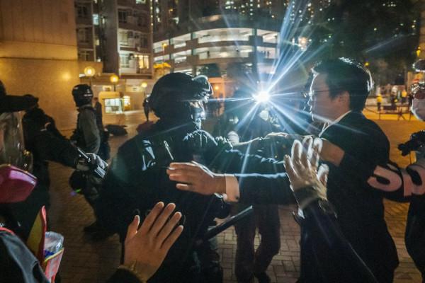 Un rapport de Human Rights Watch a révélé que des responsables de Hong Kong avaient ciblé certains journalistes, refusé des autorisations de manifester et empêché les secouristes de soigner les blessés. (Image: Studio Incendo via flickrCC BY 2.0)