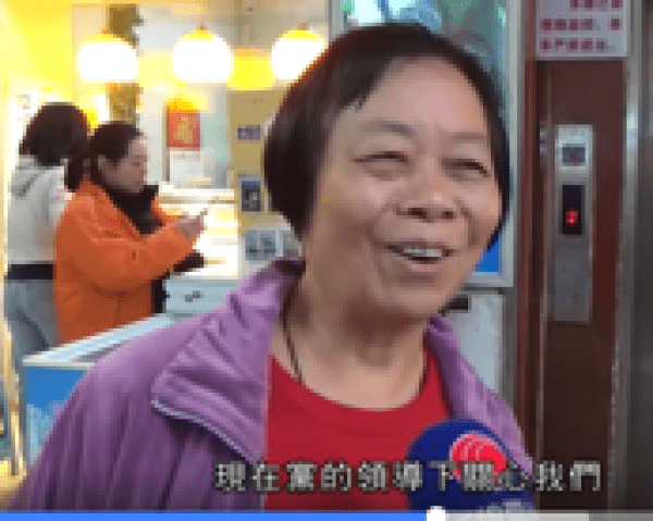 Lors d’une interview, une cantonaise exprime naïvement sa confiance dans le Parti communiste, mais il s’avère qu’elle est incapable de différencier la grippe aviaire du SRAS. (Facebook/capture d’écran)