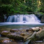 Omniprésente sur terre, l’eau occupe 70% de la surface terrestre. Les deux tiers de notre corps sont constitués d’eau.