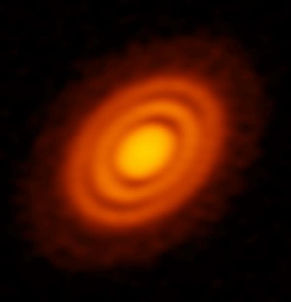 Deux images de disques solaires réalisées avec ALMA » à l’aide d’instruments infrarouges, autour d'étoiles lointaines. (Image: ALMA, ESO/NAOJ/NRAO)