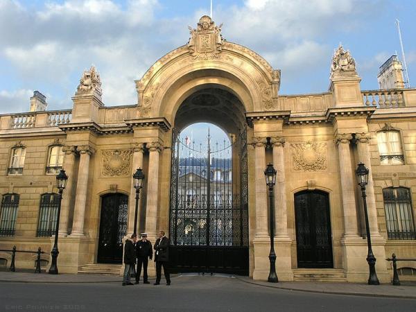 Le Palais de l’Elysée où se tient tous les mercredis le Conseil des ministres. Le projet de réforme des retraites a été présenté au Conseil des Ministres le vendredi 24 janvier 2020, par Agnès Buzyn, ministre des Solidarités et de la Santé et Laurent Pietraszewski, secrétaire d’Etat auprès de la ministre des Solidarités et de la santé et chargé des retraites. (Eric Pouhier / [CC BY-SA 2.5]