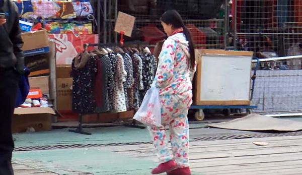 La ville chinoise de Suzhou «humilie» les habitants qui sortent en pyjama dans la rue . (Image: YouTube / Capture d'écran)