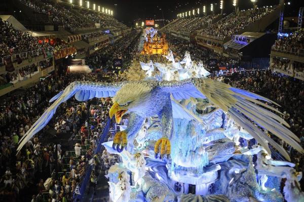 «A Rio, les écoles de samba du Groupe spécial se produisent au Sambodromo da Marquês de Sapucaí, le deuxième jour des défilés». (Image : Fernando Frazão / AgênciaBrasil / CC BY 3.0 BR)