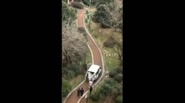 Les pompes funèbres Wuchang recrutent d’urgence 20 employés pour le transport des cadavres, avec un salaire élevé de 4 000 yuans pour 4 heures. (Capture d’écran vidéo)