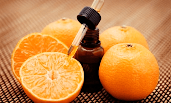 L’huile essentielle d’orange douce ajoutera à votre parfum une odeur de terre empreinte de sensualité. (Image : Capture d’écran / YouTube)