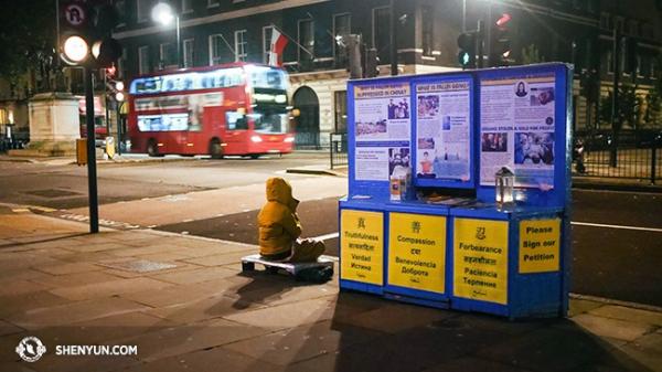 La veillée devant l’Ambassade chinoise à Londres se poursuit à ce jour. Photo de 2015. (Photo: Shenyunperformingarts.org)