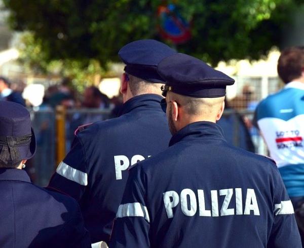 Le 9 mars 2020, la police italienne effectuait une inspection de quarantaine à la gare de Santa Lucia à Venise pour s’assurer que les piétons ne contrevenaient pas aux règles de la quarantaine. (Image : Ulrike Leone de Pixabay)