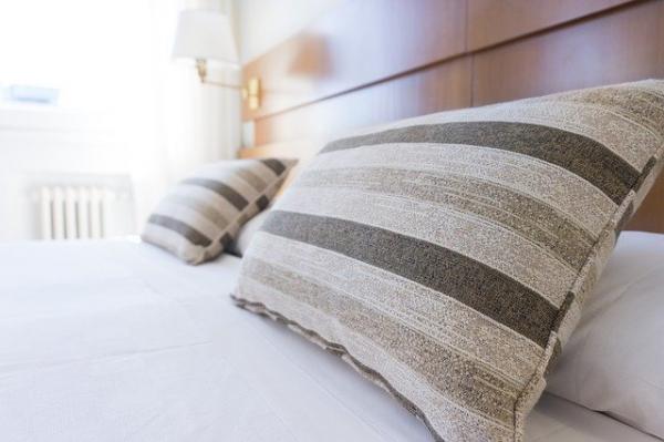 Un oreiller adapté peut vous aider à passer une bonne nuit de sommeil. (Image : Free-Photos / Pixabay) 