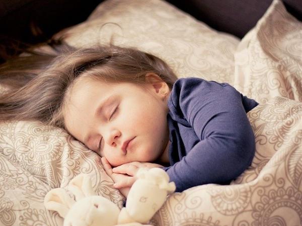 Si vous dormez sur le côté, assurez-vous que votre oreiller offre un soutien suffisant pour votre cou. (Image : Daniela Dimitrova / Pixabay) 