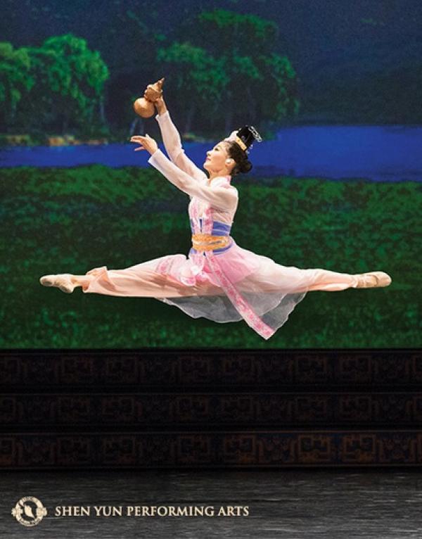 Madeline dans le rôle de la déesse Chang’e dans La dame de la lune, Shen Yun, 2016. (Photo : Shenyunperformingarts.org)