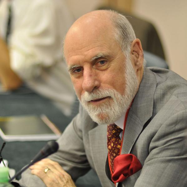 Le 30 Mars au matin, Vinton Cerf (Vint Cerf) a posté un tweet révélant qu’il avait été testé positif au virus et qu’il suivait actuellement un traitement et se rétablissait. (Image : Wikimedia / Veni Markovski / CC BY)