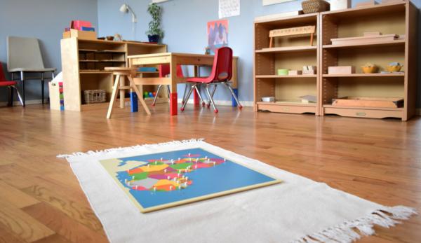 La méthode d’enseignement Montessori offre un apprentissage pratique impliquant le mouvement et la manipulation, les enfants explorant leur environnement guidés par un enseignant spécialement formé à la méthode.  (Image : Lisa Maruna / flickr / CC BY 2.0)