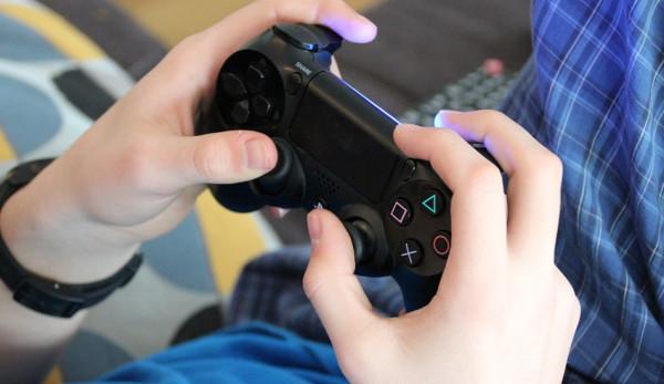 De nos jours, les enfants passent leur temps sur leur lit, à jouer furieusement à des jeux vidéo ou connectés à des médias sociaux. (Image : maxpixel / CC0 1.0)