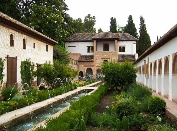 Les jardins andalous créés par les Maures semblent fortement inspirés des jardins persans antiques. (Image : Tomasz Hanarz / Pixabay)