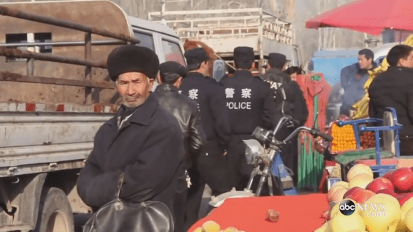Dans le Xinjiang, le Parti communiste chinois (PCC) a poursuivi son régime répressif, réduisant au silence les voix pro-démocraties et celles des Droits de l’Homme, par la force et l’intimidation. (Image : Capture d’écran / YouTube)