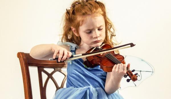 Les enfants jouant d’un instrument de musique sont plus aptes à résoudre des problèmes de mathématiques complexes. (Image : pixabay / CC0 1.0)