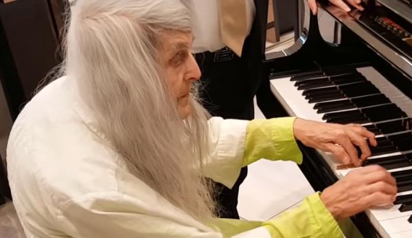 Cette pianiste de 84 ans joue dans les rues de Melbourne depuis plusieurs années. (Image : Capture d’écran / YouTube)