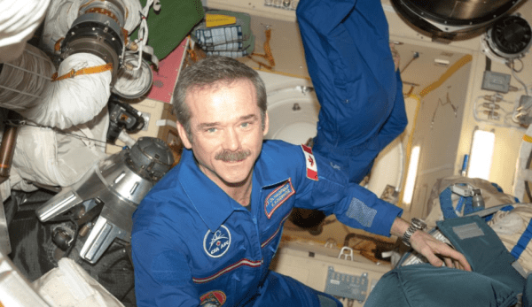 L’astronaute canadien à la retraite, Chris Hadfield, pense que c’est en fait une bonne période pour pratiquer la distanciation sociale. (Image : NASA) 