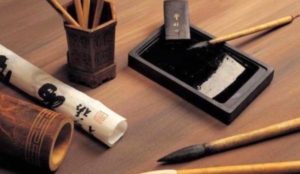 Dans les temps anciens, un érudit chinois détenait «quatre trésors» pour son étude : pierre à encre, papier, encre et pinceau. (Image : capture d’écran / YouTube)