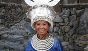 Ethnie Miao : des tenues ancestrales aux couleurs parées d’argent