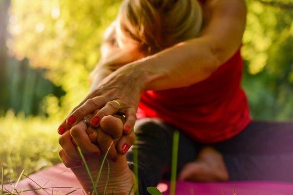 Étirer les jambes et se masser les genoux sont de bons moyens pour lutter contre le vieillissement du corps. (Image : Sofie Zbořilová / Pixabay)